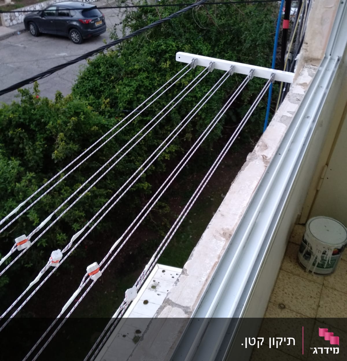 חבלי כביסה מותקנים על מתקן חיצוני במרפסת